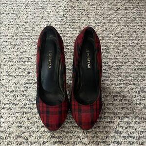 Le Chateau Red Heels Elegant Design